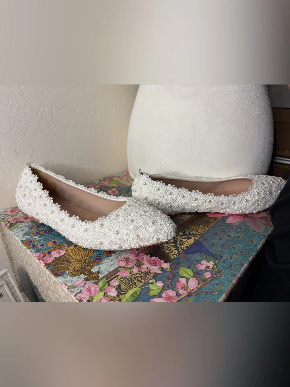 Crystal Queen White Floral Lace & Faux Pearl Pointed Toe Bridal Flats - Size 9